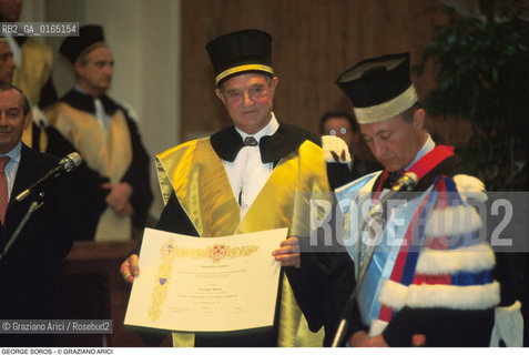 Caption: Nome: .SOROS GEORGE.Descrizione: .ECONOMIA FINANZA FINANZIERE MECENATE / DURANTE LA SUA LAUREA AD HONORIS CAUSA IN ECONOMIA ALLUNIVERSITA DI BOLOGNA CON IL RETTORE FABIO MONACO ROVERSI / TOGA.ECONOMICS FINANCE FINANCIER MAECENAS / DURING HIS ECONOMICS HONORARY DEGREE AT THE  BOLOGNA UNIVERSITY  WITH FABIO MONACO ROVERSI RECTOR /GOWN.Credit: ©Graziano Arici/Rosebud2 / Costo: .A.Nazione: .USA.Cittˆ: ..Data: .1995