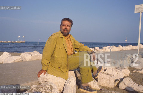 Caption: Nome: .STAINO SERGIO.Descrizione: .DISEGNATORE VIGNETTISTA FUMETTI / SULLA SPIAGGIA AL MARE.DRAFTSMAN CARTOONIST COMICS STRIP / ON THE BEACH AT THE SEA.Credit: ©Graziano Arici/Rosebud2 / Costo: .A.Nazione: .ITALIA.ITALY.Cittˆ: ..Data: .1996