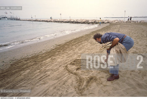 Caption: Nome: .STAINO SERGIO.Descrizione: .DISEGNATORE VIGNETTISTA FUMETTI / SULLA SPIAGGIA AL MARE.DRAFTSMAN CARTOONIST COMICS STRIP / ON THE BEACH AT THE SEA.Credit: ©Graziano Arici/Rosebud2 / Costo: .A.Nazione: .ITALIA.ITALY.Cittˆ: ..Data: .1996