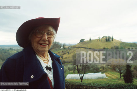 Caption: Nome: .STARK FREYA.Descrizione: .LETTERATURA SCRITTRICE ESPLORATRICE / CAPPELLO .LITERATURE WOMAN WRITER EXPLORER  / HAT.Credit: ©Graziano Arici/Rosebud2 / Costo: .A.Nazione: .GRAN BRETAGNA.GREAT BRITAIN.Cittˆ: .TREVISO (ASOLO).Data: .1996
