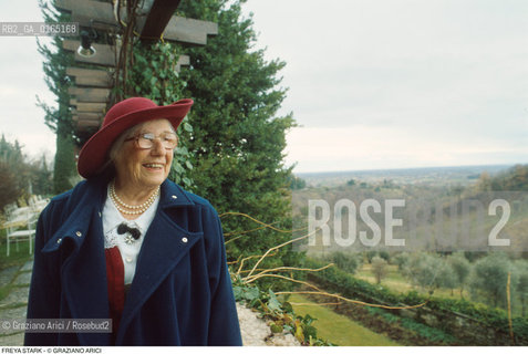 Caption: Nome: .STARK FREYA.Descrizione: .LETTERATURA SCRITTRICE ESPLORATRICE / CAPPELLO .LITERATURE WOMAN WRITER EXPLORER  / HAT.Credit: ©Graziano Arici/Rosebud2 / Costo: .A.Nazione: .GRAN BRETAGNA.GREAT BRITAIN.Cittˆ: .TREVISO (ASOLO).Data: .1996