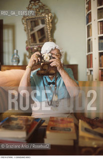 Caption: Nome: .STARK FREYA.Descrizione: .LETTERATURA SCRITTRICE ESPLORATRICE / CON UNA MACCHINA FOTOGRAFICA NELLA SUA CASA / CUFFIA.LITERATURE WOMAN WRITER EXPLORER / WITH A CAMERA IN HER HOME / BONNET.Credit: ©Graziano Arici/Rosebud2 / Costo: .A.Nazione: .GRAN BRETAGNA.GREAT BRITAIN.Cittˆ: .TREVISO (ASOLO).Data: .1996