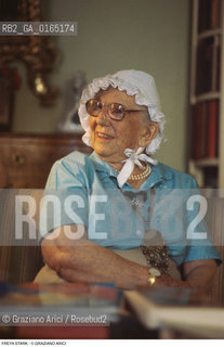 Caption: Nome: .STARK FREYA.Descrizione: .LETTERATURA SCRITTRICE ESPLORATRICE / NELLA SUA CASA / CUFFIA.LITERATURE WOMAN WRITER EXPLORER / IN HER HOME / BONNET.Credit: ©Graziano Arici/Rosebud2 / Costo: .A.Nazione: .GRAN BRETAGNA.GREAT BRITAIN.Cittˆ: .TREVISO (ASOLO).Data: .1996
