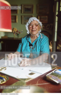 Caption: Nome: .STARK FREYA.Descrizione: .LETTERATURA SCRITTRICE ESPLORATRICE / NELLA SUA CASA / CUFFIA.LITERATURE WOMAN WRITER EXPLORER / IN HER HOME / BONNET.Credit: ©Graziano Arici/Rosebud2 / Costo: .A.Nazione: .GRAN BRETAGNA.GREAT BRITAIN.Cittˆ: .TREVISO (ASOLO).Data: .1996