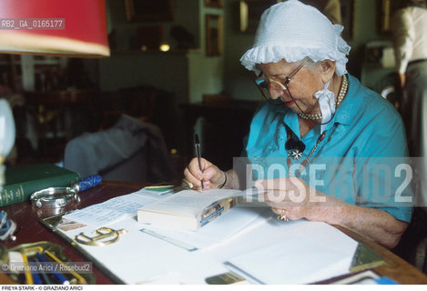 Caption: Nome: .STARK FREYA.Descrizione: .LETTERATURA SCRITTRICE ESPLORATRICE / AUTOGRAFA UN LIBRO NELLA SUA CASA / CUFFIA.LITERATURE WOMAN WRITER EXPLORER / SIGNING A BOOK IN HER HOME / BONNET.Credit: ©Graziano Arici/Rosebud2 / Costo: .A.Nazione: .GRAN BRETAGNA.GREAT BRITAIN.Cittˆ: .TREVISO (ASOLO).Data: .1996