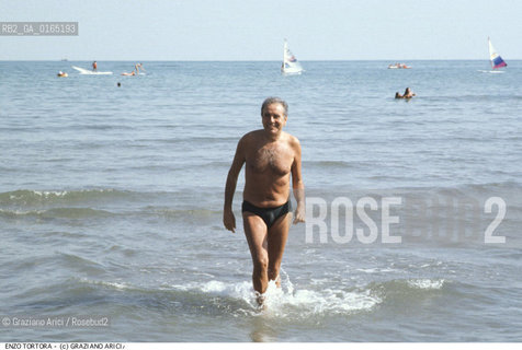 Nome: .TORTORA ENZO.Descrizione: .TELEVISIONE CONDUTTORE GIORNALISTA POLITICA POLITICO / AL MARE IN COSTUME DA BAGNO.TELEVISION TV PRESENTER  JOURNALIST POLITICS POLITICIAN  / AT THE SEA WEARING A SWIMSUIT.Credit: ©Graziano Arici/Rosebud2 / Costo: .A.Nazione: .ITALIA.ITALY.Cittˆ: .VENEZIA.VENICE.Data:.1984.