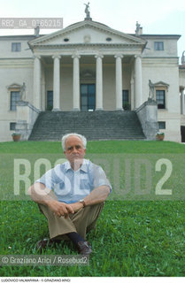 Caption: Nome: .VALMARANA LUDOVICO.Descrizione: .NOBILE / SULLO SFONDO LA SUA VILLA LA ROTONDA / PALLADIO.Credit: ©Graziano Arici/Rosebud2 / Costo: .A.Nazione: .ITALIA.ITALY.Cittˆ: ..Data: .1988