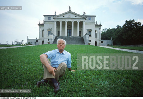 Caption: Nome: .VALMARANA LUDOVICO.Descrizione: .NOBILE / SULLO SFONDO LA SUA VILLA LA ROTONDA / PALLADIO.Credit: ©Graziano Arici/Rosebud2 / Costo: .A.Nazione: .ITALIA.ITALY.Cittˆ: ..Data: .1988