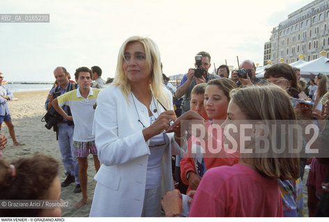 Caption: Nome: .VENIER MARA.Descrizione: .TELEVISIONE CINEMA ATTRICE CONDUTTRICE / SULLA SPIAGGIA DEL LIDO DI VENEZIA FIRMA AUTOGRAFI AI FANS / FOTOGRAFI.TELEVISION CINEMA ACTRESS TV PRESENTER / ON THE VENICE LIDO BEACH  SIGNING  AUTOGRAPHICS TO FANS / PHOTOGRAPHERS.Credit: ©Graziano Arici/Rosebud2 / Costo: .A.Nazione: .ITALIA.ITALY.Cittˆ: ..Data: .