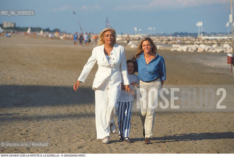 Caption: Nome: .VENIER MARA.Descrizione: .TELEVISIONE CINEMA ATTRICE CONDUTTRICE / SULLA SPIAGGIA DEL LIDO DI VENEZIA CON LA NIPOTE E LA SORELLA.TELEVISION CINEMA ACTRESS TV PRESENTER / ON THE VENICE LIDO BEACH  WITH  NIECE AND SISTER.Credit: ©Graziano Arici/Rosebud2 / Costo: .A.Nazione: .ITALIA.ITALY.Cittˆ: ..Data: .1994