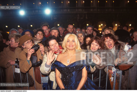 Caption: Nome: .VENIER MARA.Descrizione: .TELEVISIONE CINEMA ATTRICE CONDUTTRICE / A VENEZIA / FANS.TELEVISION CINEMA ACTRESS TV PRESENTER / IN VENICE / FANS.Credit: ©Graziano Arici/Rosebud2 / Costo: .A.Nazione: .ITALIA.ITALY.Cittˆ: ..Data: .1998
