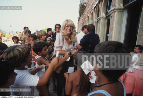 Nome:.VITTI MONICA.Descrizione:.CINEMA ATTRICE / CON FANS / FIRMA AUTOGRAFI.CINEMA ACTRESS / WITH FANS / SIGNING AUTOGRAPHS.Credit:.Graziano Arici/Rosebud2/.Costo:.A.Nazione:.ITALIA.ITALY.Cittˆ:.VENEZIA.VENICE.Data:.1989.