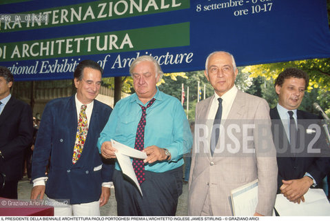 Nome: .BIENNALE ARCHITETTURA 1991.Descrizione: .PREMIAZIONE DELLA QUINTA MOSTRA INTERNAZIONALE DI ARCHITETTURA / IL PRESIDENTE DELLA BIENNALE ARCHITETTURA PAOLO PORTOGHESI PREMIA LARCHITETTO INGLESE JAMES STIRLING / A DESTRA LO STORICO DELLARCHITETTURA FRANCESCO DAL CO.Credit: ©Graziano Arici/Rosebud2 .Nazione: .ITALIA.Cittˆ: ..Data: .1991