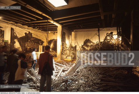 Nome: .BIENNALE ARCHITETTURA 1996.Descrizione: .ESPOSIZIONE INTERNAZIONALE DI ARCHITETTURA / PADIGLIONE GIAPPONESE DI ARATA ISOZAKI / ROVINE RELITTI .Credit: ©Graziano Arici/Rosebud2 .Nazione: ..Cittˆ: ..Data: .1996