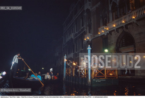 Nome: .BIENNALE TEATRO 1985.Descrizione: .FESTA A VILLA PISANI MORETTA IN OCCASIONE DELLOMAGGIO A EDUARDO DE FILIPPO / BARCA (GONDOLA).Credit: ©Graziano Arici/Rosebud2 .Nazione: .ITALIA.Cittˆ: .VENEZIA.Data: .1985