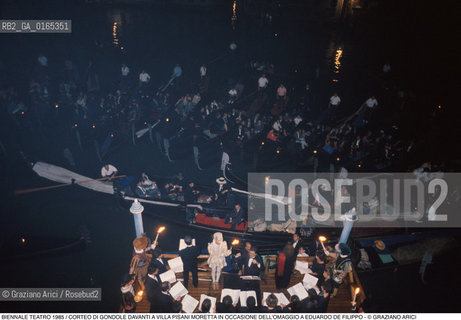 Nome: .BIENNALE TEATRO 1985.Descrizione: .FESTA A VILLA PISANI MORETTA IN OCCASIONE DELLOMAGGIO A EDUARDO DE FILIPPO / BARCHE (GONDOLE).Credit: ©Graziano Arici/Rosebud2 .Nazione: .ITALIA.Cittˆ: .VENEZIA.Data: .1985