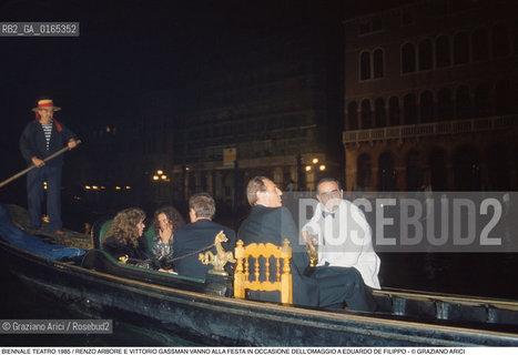 Nome: .BIENNALE TEATRO 1985.Descrizione: .RENZO ARBORE E VITTORIO GASSMAN VANNO IN GONDOLA ALLA FESTA A VILLA PISANI MORETTA IN OCCASIONE DELLOMAGGIO A EDUARDO DE FILIPPO .Credit: ©Graziano Arici/Rosebud2 .Nazione: .ITALIA.Cittˆ: .VENEZIA.Data: .1985