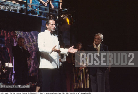 Nome: .BIENNALE TEATRO 1985.Descrizione: .VITTORIO GASSMAN PARTECIPA ALLOMAGGIO A EDUARDO DE FILIPPO / AL TEATRO GOLDONI / SULLO SFONDO GIORGIO ALBERTAZZI.Credit: ©Graziano Arici/Rosebud2 .Nazione: .ITALIA.Cittˆ: ..Data: .1985