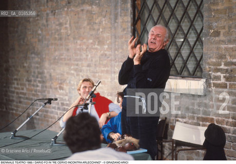 Nome: .BIENNALE TEATRO 1985.Descrizione: .RE CERVO INCONTRA ARLECCHINO / LAMERICAN REPERTORY THEATRE IN VISITA AL LABORATORIO DI DARIO FO / CENTRO CULTURALE TRE OCI GIUDECCA.Credit: ©Graziano Arici/Rosebud2 .Nazione: ..Cittˆ: .VENEZIA.Data: .1985