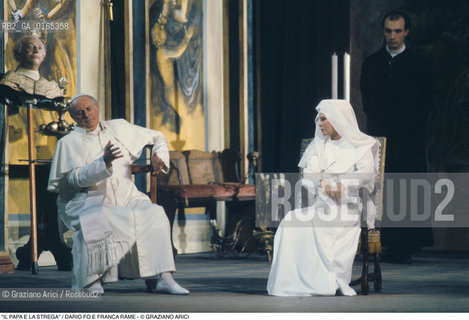 Caption: Caption: Nome: .IL PAPA E LA STREGA .Descrizione: .TEATRO / GLI ATTORI DARIO FO E FRANCA RAME / SPETTACOLO DI DARIO FO / COMPAGNIA C.T.R.T.R.  / AL TEATRO TONIOLO.Credit: ©Graziano Arici/Rosebud2 Costo: ..Nazione: .ITALIA.Cittˆ: ..Data: .1991.