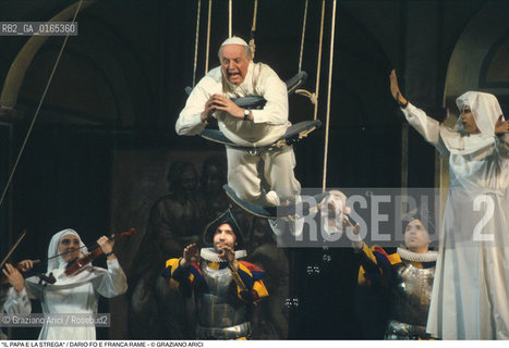Caption: Caption: Nome: .IL PAPA E LA STREGA .Descrizione: .TEATRO / GLI ATTORI DARIO FO E FRANCA RAME / SPETTACOLO DI DARIO FO / COMPAGNIA C.T.R.T.R.  / AL TEATRO TONIOLO.Credit: ©Graziano Arici/Rosebud2 Costo: ..Nazione: .ITALIA.Cittˆ: ..Data: .1991.