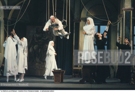 Caption: Caption: Nome: .IL PAPA E LA STREGA .Descrizione: .TEATRO / GLI ATTORI DARIO FO E FRANCA RAME / SPETTACOLO DI DARIO FO / COMPAGNIA C.T.R.T.R.  / AL TEATRO TONIOLO.Credit: ©Graziano Arici/Rosebud2 Costo: ..Nazione: .ITALIA.Cittˆ: ..Data: .1991.