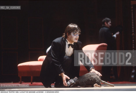 Nome: .BIENNALE TEATRO 1985.Descrizione: .LA NUIT DE MADAME LUCIENNE DA COPI/ REGIA DI JORGE LAVELLI / AL TEATRO GOLDONI.Credit: ©Graziano Arici/Rosebud2 .Nazione: .FRANCIA.Cittˆ: .VENEZIA.Data: .1985