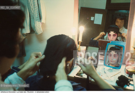 Caption: Caption: Nome: .OPERA DI PECHINO.Descrizione: .TEATRO / LA FASE DEL TRUCCO / AL GRAN TEATRO LA FENICE.Credit: ©Graziano Arici/Rosebud2 Costo: .A.Nazione: .CINA.Cittˆ: ..Data: .1983