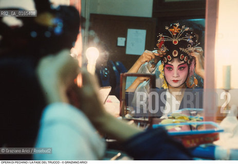 Caption: Caption: Nome: .OPERA DI PECHINO.Descrizione: .TEATRO / LA FASE DEL TRUCCO / AL GRAN TEATRO LA FENICE.Credit: ©Graziano Arici/Rosebud2 Costo: .A.Nazione: .CINA.Cittˆ: ..Data: .1983