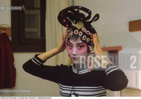 Caption: Caption: Nome: .OPERA DI PECHINO.Descrizione: .TEATRO / LA FASE DEL TRUCCO / AL GRAN TEATRO LA FENICE.Credit: ©Graziano Arici/Rosebud2 Costo: .A.Nazione: .CINA.Cittˆ: ..Data: .1983