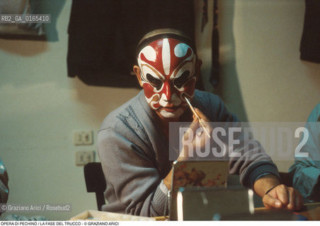 Caption: Caption: Nome: .OPERA DI PECHINO.Descrizione: .TEATRO / LA FASE DEL TRUCCO / AL GRAN TEATRO LA FENICE.Credit: ©Graziano Arici/Rosebud2 Costo: .A.Nazione: .CINA.Cittˆ: ..Data: .1983