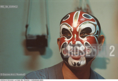 Caption: Caption: Nome: .OPERA DI PECHINO.Descrizione: .TEATRO / LA FASE DEL TRUCCO / AL GRAN TEATRO LA FENICE.Credit: ©Graziano Arici/Rosebud2 Costo: .A.Nazione: .CINA.Cittˆ: ..Data: .1983