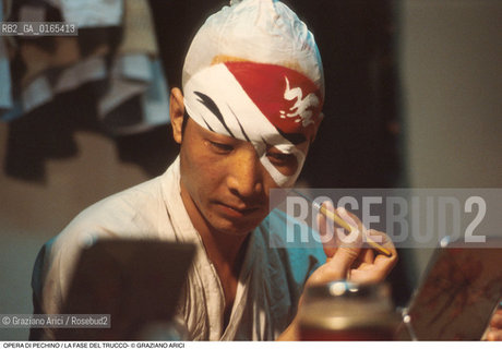 Caption: Caption: Nome: .OPERA DI PECHINO.Descrizione: .TEATRO / LA FASE DEL TRUCCO / AL GRAN TEATRO LA FENICE.Credit: ©Graziano Arici/Rosebud2 Costo: .A.Nazione: .CINA.Cittˆ: ..Data: .1983