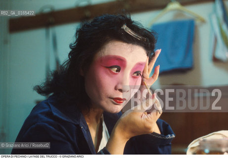 Caption: Caption: Nome: .OPERA DI PECHINO.Descrizione: .TEATRO / LA FASE DEL TRUCCO / AL GRAN TEATRO LA FENICE.Credit: ©Graziano Arici/Rosebud2 Costo: .A.Nazione: .CINA.Cittˆ: ..Data: .1983