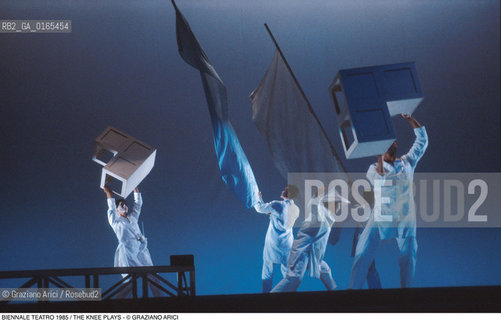 Nome: .BIENNALE TEATRO 1985.Descrizione: .THE KNEE PLAYS / REGIA DI ROBERT WILSON E DAVID BYRNE / SEZIONE AMERICANA DA CIVIL WARS: A TREE IS BEST MEASURED WHEN IT IS DOWN  DI ROBERT WILSON / AL TEATRO MALIBRAN.Credit: ©Graziano Arici/Rosebud2 .Nazione: .USA.Cittˆ: .VENEZIA.Data: .1985