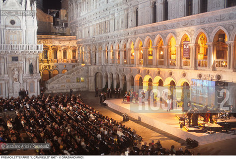 Nome: .PREMIO LETTERARIO IL CAMPIELLO.Descrizione: .LETTERATURA / PALCO PUBBLICO ORCHESTRA SCHERMO GIGANTE.Credit: ©Graziano Arici/Rosebud2 Costo: ..Nazione: .ITALIA.Cittˆ: .VENEZIA.Data: .1997.