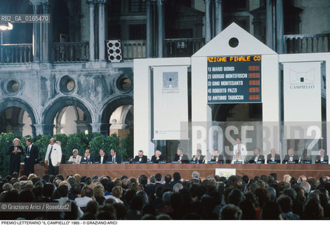 Nome: .PREMIO LETTERARIO IL CAMPIELLO.Descrizione: .LETTERATURA / PALCO GIURIA PUBBLICO.Credit: ©Graziano Arici/Rosebud2 Costo: ..Nazione: .ITALIA.Cittˆ: ..Data: .1985.