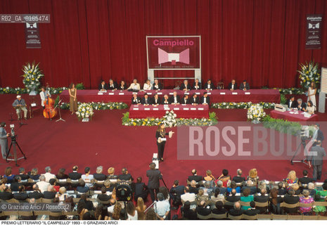 Nome: .PREMIO LETTERARIO IL CAMPIELLO.Descrizione: .LETTERATURA / LA PRESENTATRICE ELISABETTA GARDINI / PALCO GIURIA PUBBLICO / AL PALAZZETTO DELLO SPORT .Credit: ©Graziano Arici/Rosebud2 Costo: ..Nazione: .ITALIA.Cittˆ: ..Data: .1993.