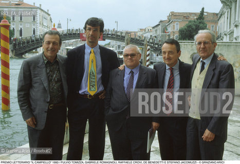 Nome: .PREMIO LETTERARIO IL CAMPIELLO.Descrizione: .LETTERATURA / I 5 SCRITTORI FINALISTI FULVIO TOMIZZA, GABRIELE ROMAGNOLI, RAFFAELE CROVI, DE BENEDETTI E STEFANO JACOMUZZI / A VENEZIA.Credit: ©Graziano Arici/Rosebud2 Costo: ..Nazione: .ITALIA.Cittˆ: .VENEZIA.Data: .1993.