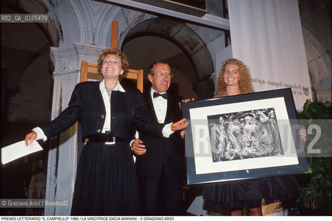 Nome: .PREMIO LETTERARIO IL CAMPIELLO.Descrizione: .LETTERATURA / LA SCRITTRICE DACIA MARAINI RICEVE IL PREMIO.Credit: ©Graziano Arici/Rosebud2 Costo: ..Nazione: .ITALIA.Cittˆ: ..Data: .1990.