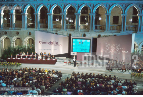 Nome: .PREMIO LETTERARIO IL CAMPIELLO.Descrizione: .LETTERATURA / PALCO GIURIA PUBBLICO SCHERMO  .Credit: ©Graziano Arici/Rosebud2 Costo: ..Nazione: .ITALIA.Cittˆ: .VENEZIA.Data: .1992.