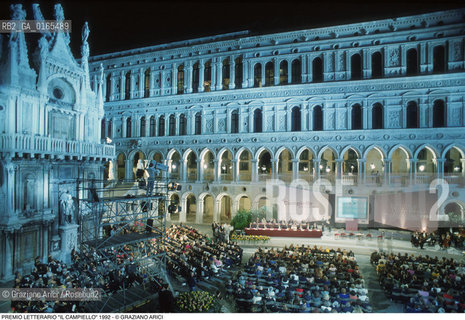 Nome: .PREMIO LETTERARIO IL CAMPIELLO.Descrizione: .LETTERATURA / PALCO GIURIA PUBBLICO SCHERMO  .Credit: ©Graziano Arici/Rosebud2 Costo: ..Nazione: .ITALIA.Cittˆ: .VENEZIA.Data: .1992.