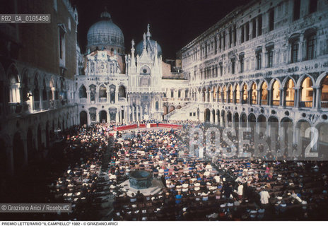 Nome: .PREMIO LETTERARIO IL CAMPIELLO.Descrizione: .LETTERATURA / PALCO GIURIA PUBBLICO  .Credit: ©Graziano Arici/Rosebud2 Costo: ..Nazione: .ITALIA.Cittˆ: .VENEZIA.Data: .1982.