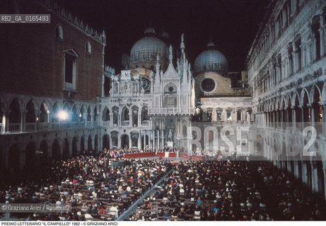 Nome: .PREMIO LETTERARIO IL CAMPIELLO.Descrizione: .LETTERATURA / PALCO GIURIA PUBBLICO  .Credit: ©Graziano Arici/Rosebud2 Costo: ..Nazione: .ITALIA.Cittˆ: .VENEZIA.Data: .1982.