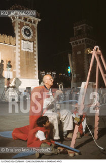 Nome: .IL CORSO DEL COLTELLO DI CLAES OLDENBURG E COOSJE VAN BRUGGEN.Descrizione: .ARTE PERFORMANCE / CLAES OLDENBURG IN COSTUME CON PENNELLO / ALLARSENALE .Credit: ©Graziano Arici/Rosebud2 Costo: ..Nazione: .ITALIA.Cittˆ: .VENEZIA.Data: .1984.