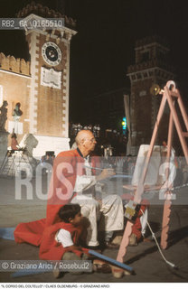 Nome: .IL CORSO DEL COLTELLO DI CLAES OLDENBURG E COOSJE VAN BRUGGEN .Descrizione: .ARTE PERFORMANCE /  CLAES OLDENBURG IN COSTUME CON PENNELLO / ALLARSENALE .Credit: ©Graziano Arici/Rosebud2 Costo: ..Nazione: .ITALIA.Cittˆ: .VENEZIA.Data: .1984.