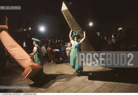 Nome: .IL CORSO DEL COLTELLO DI CLAES OLDENBURG E COOSJE VAN BRUGGEN.Descrizione: .ARTE PERFORMANCE / UOMINI IN COSTUME CON OBELISCHI E COLONNE DI GOMMAPIUMA / ALLARSENALE.Credit: ©Graziano Arici/Rosebud2 Costo: ..Nazione: .ITALIA.Cittˆ: ..Data: .1984.