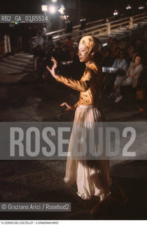 Nome: .IL CORSO DEL COLTELLO DI CLAES OLDENBURG E COOSJE VAN BRUGGEN .Descrizione: .ARTE PERFORMANCE / RAGAZZA IN COSTUME / ALLARSENALE.Credit: ©Graziano Arici/Rosebud2 Costo: ..Nazione: .ITALIA.Cittˆ: ..Data: .1984.