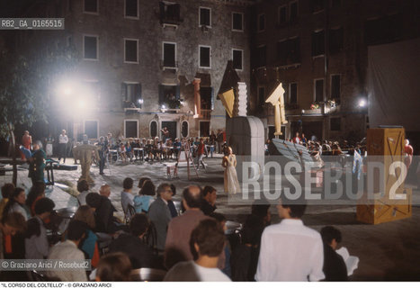 Nome: .IL CORSO DEL COLTELLO DI CLAES OLDENBURG E COOSJE VAN BRUGGENDescrizione: .ARTE PERFORMANCE / GRANDI OGGETTI DI GOMMAPIUMA PUBBLICO / ALLARSENALE.Credit: ©Graziano Arici/Rosebud2 Costo: ..Nazione: .ITALIA.Cittˆ: .VENEZIA.Data: .1984.