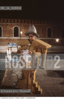 Nome: .IL CORSO DEL COLTELLO DI CLAES OLDENBURG E COOSJE VAN BRUGGEN.Descrizione: .ARTE PERFORMANCE / LARCHITETTO FRANK O. GEHRY CON COSTUME DI GOMMAPIUMA E GRANDE CAPPELLO / ALLARSENALE .Credit: ©Graziano Arici/Rosebud2 Costo: ..Nazione: .ITALIA.Cittˆ: .VENEZIA.Data: .1984.